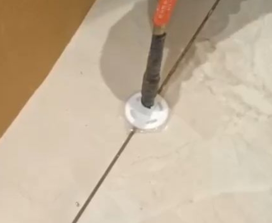 全南瓷砖空鼓维修公司专业解答瓷砖在铺贴过程中，如果没有涂抹均匀到位的粘结材料（如水泥砂浆或瓷砖胶），可能会导致以下问题
